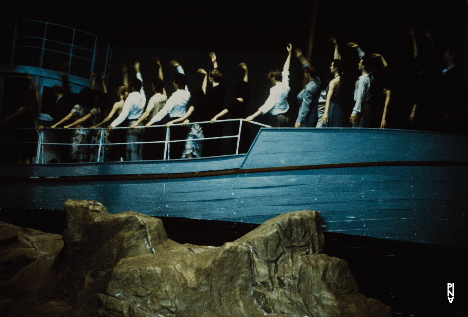 Photo de « Das Stück mit dem Schiff (La pièce au bateau) » de Pina Bausch