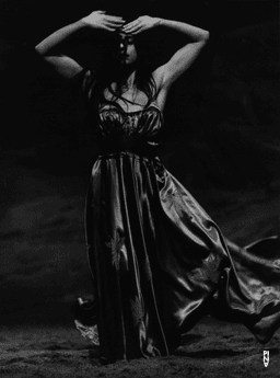 Marigia Maggipinto dans « Das Stück mit dem Schiff (La pièce au bateau) » de Pina Bausch | Photo: Detlef Erler