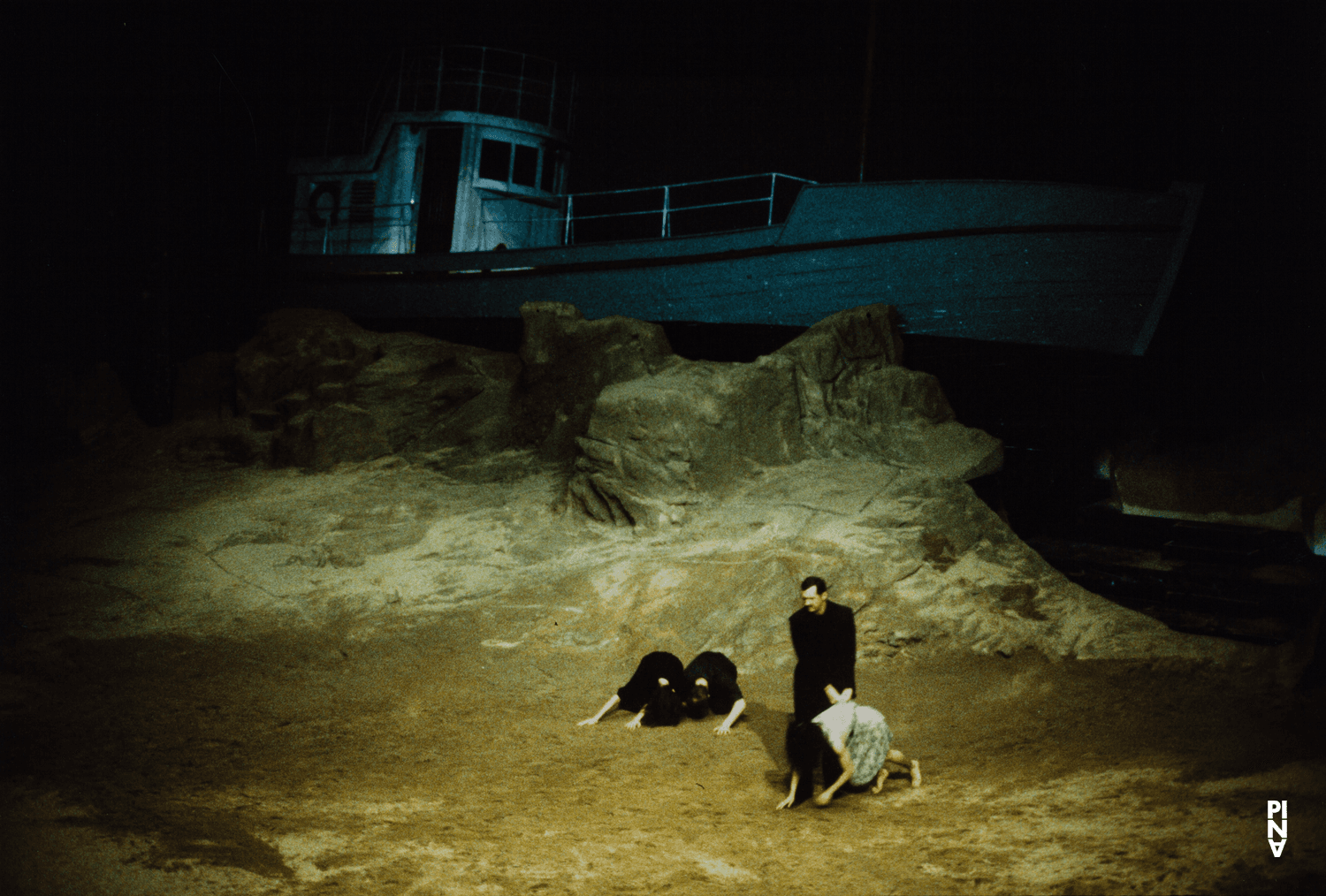 Jan Minařík et Beatrice Libonati dans « Das Stück mit dem Schiff (La pièce au bateau) » de Pina Bausch