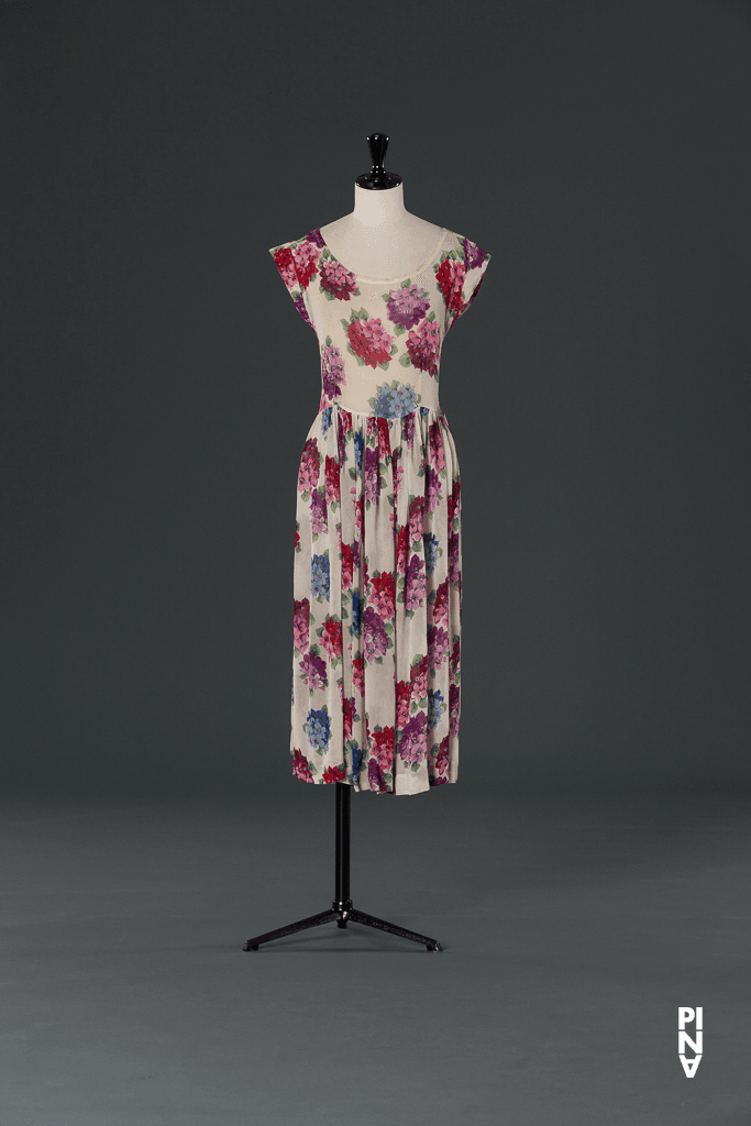 Jupe courte, porté par « Das Stück mit dem Schiff (La pièce au bateau) » de Pina Bausch