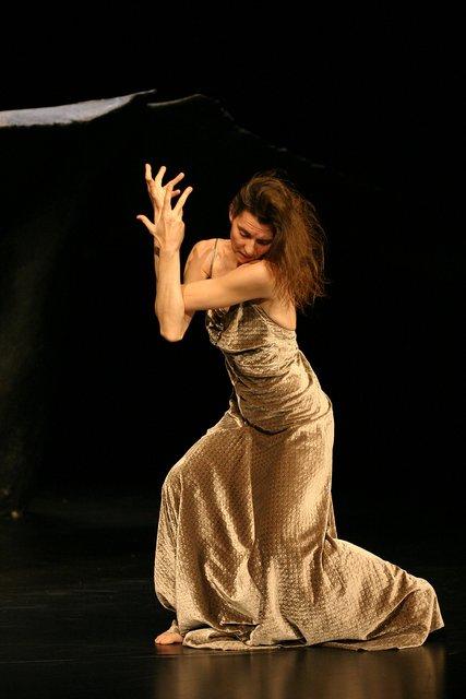 Héléna Pikon dans « Ten Chi » de Pina Bausch avec Tanztheater Wuppertal au Schauspielhaus Wuppertal (Allemagne), 7 mai 2004
