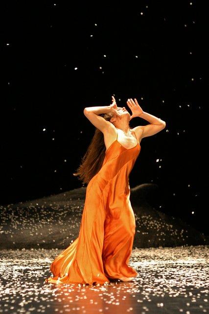 Thusnelda Mercy in “Ten Chi” by Pina Bausch with Tanztheater Wuppertal at Schauspielhaus Wuppertal (Germany), May 7, 2004