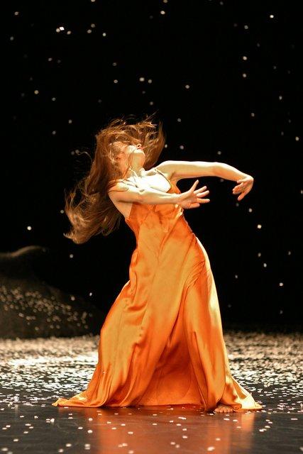 Thusnelda Mercy dans « Ten Chi » de Pina Bausch avec Tanztheater Wuppertal au Schauspielhaus Wuppertal (Allemagne), 7 mai 2004