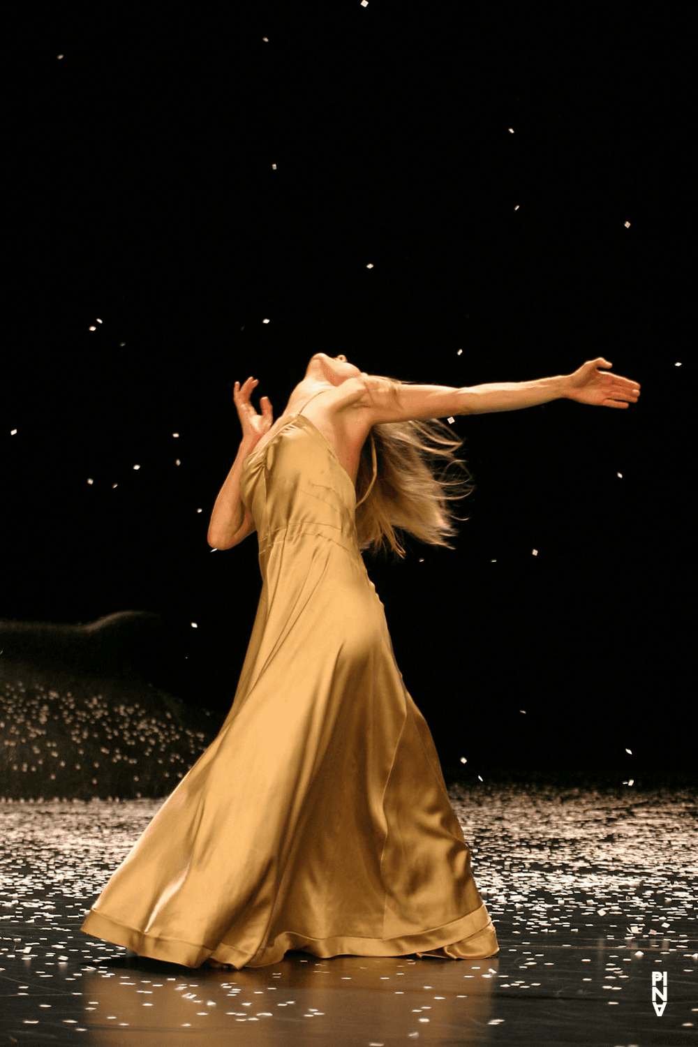 Julie Shanahan in „Ten Chi“ von Pina Bausch mit Tanztheater Wuppertal im Schauspielhaus Wuppertal (Deutschland), 7. Mai 2004