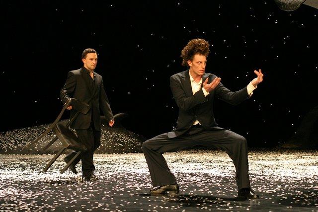 Pascal Merighi et Alexandre Castres dans « Ten Chi » de Pina Bausch avec Tanztheater Wuppertal au Schauspielhaus Wuppertal (Allemagne), 7 mai 2004