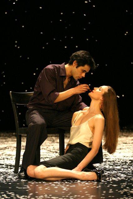 Julie Anne Stanzak et Kenji Takagi dans « Ten Chi » de Pina Bausch avec Tanztheater Wuppertal au Schauspielhaus Wuppertal (Allemagne), 7 mai 2004