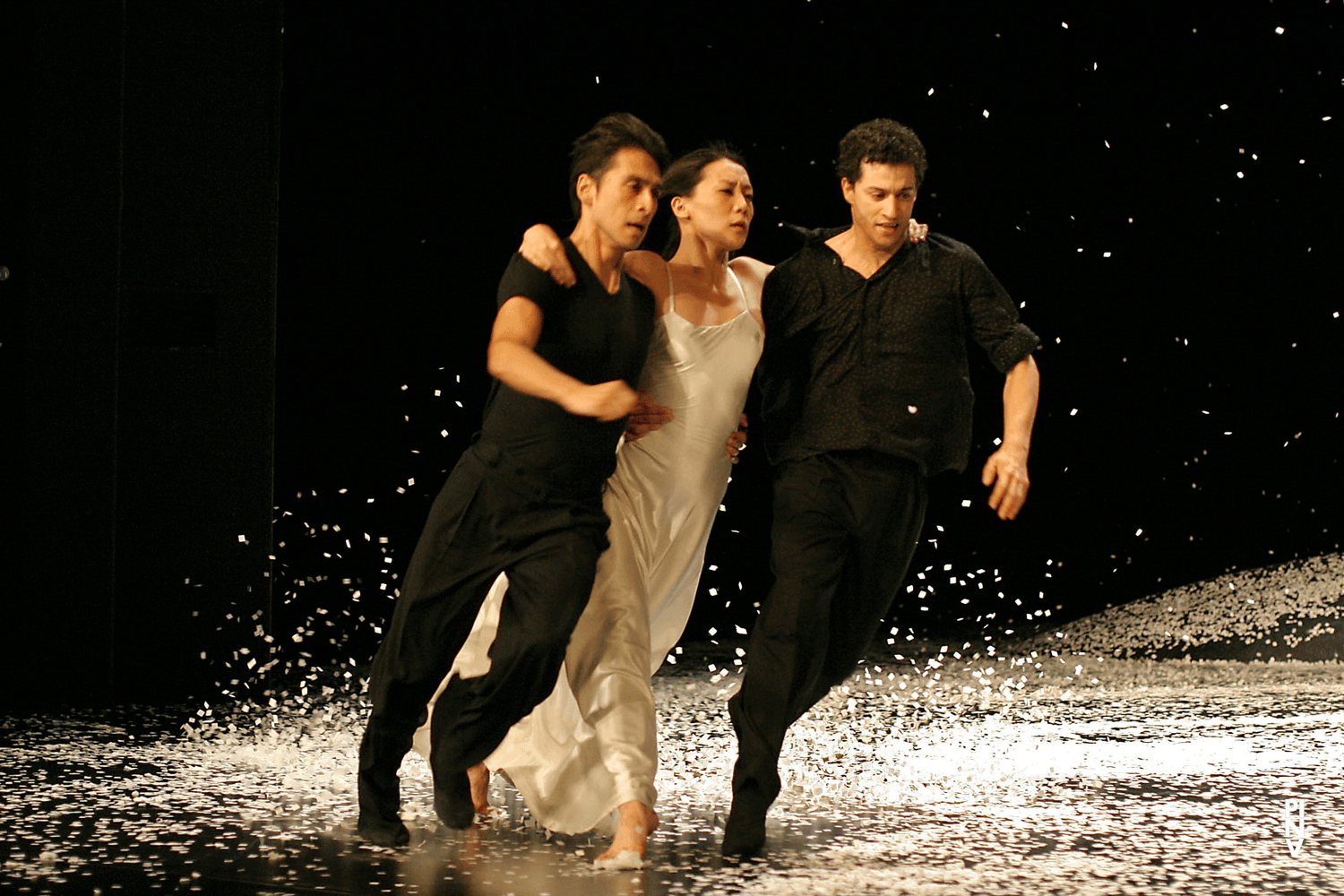 Eddie Martinez, Azusa Seyama et Fernando Suels Mendoza dans « Ten Chi » de Pina Bausch avec Tanztheater Wuppertal au Schauspielhaus Wuppertal (Allemagne), 7 mai 2004