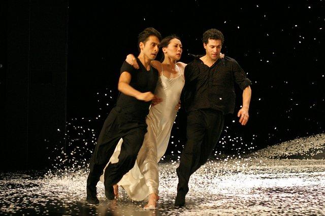 Eddie Martinez, Azusa Seyama et Fernando Suels Mendoza dans « Ten Chi » de Pina Bausch avec Tanztheater Wuppertal au Schauspielhaus Wuppertal (Allemagne), 7 mai 2004