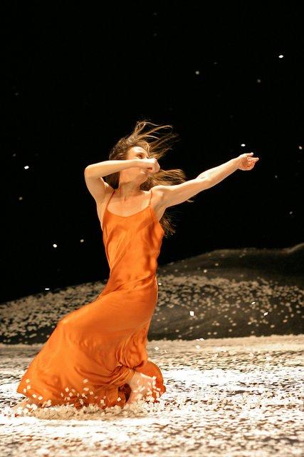 Thusnelda Mercy dans « Ten Chi » de Pina Bausch avec Tanztheater Wuppertal au Schauspielhaus Wuppertal (Allemagne), 7 mai 2004