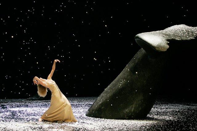 Julie Shanahan dans « Ten Chi » de Pina Bausch avec Tanztheater Wuppertal au  Théâtre de la Ville Paris (France), 2 mai 2005