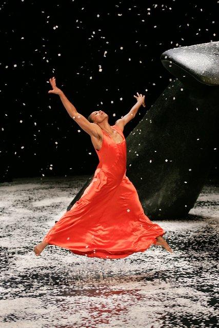 Regina Advento dans « Ten Chi » de Pina Bausch avec Tanztheater Wuppertal au  Théâtre de la Ville Paris (France), 2 mai 2005