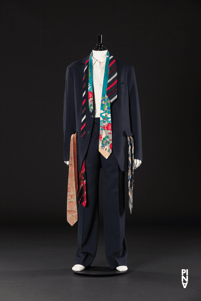 Krawatten und Kostüm, getragen von Pascal Merighi in „Ten Chi“ von Pina Bausch