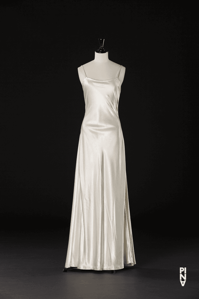 Langes Kleid, getragen von Azusa Seyama in „Ten Chi“ von Pina Bausch