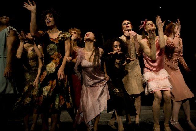 „Die sieben Todsünden“ von Pina Bausch mit Tanztheater Wuppertal im Schauspielhaus Wuppertal (Deutschland), 27. November 2008