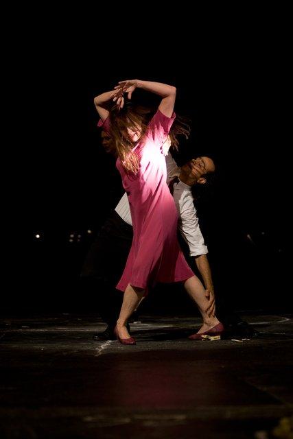 Jorge Puerta Armenta und Josephine Ann Endicott in „Die sieben Todsünden“ von Pina Bausch mit Tanztheater Wuppertal im Schauspielhaus Wuppertal (Deutschland), 27. November 2008