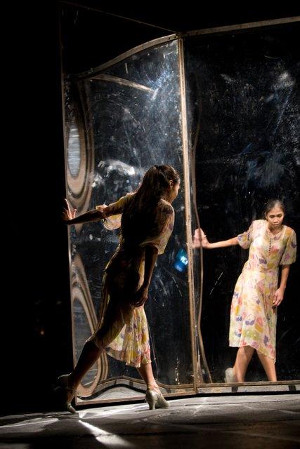 Ditta Miranda Jasjfi in „Die sieben Todsünden“ von Pina Bausch mit Tanztheater Wuppertal im Schauspielhaus Wuppertal (Deutschland), 27. November 2008