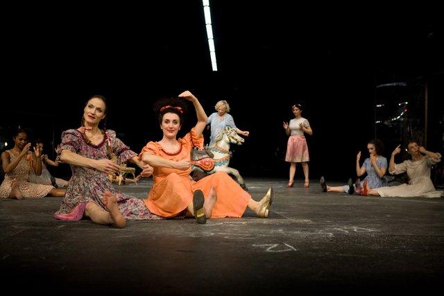 „Die sieben Todsünden“ von Pina Bausch mit Tanztheater Wuppertal im Schauspielhaus Wuppertal (Deutschland), 27. November 2008