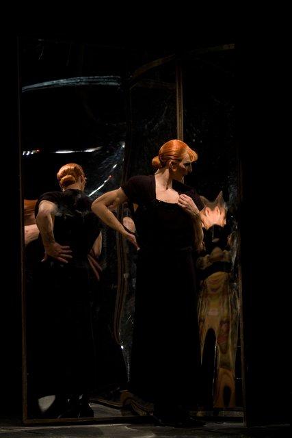Andrey Berezin dans « Les Sept Péchés capitaux » de Pina Bausch avec Tanztheater Wuppertal au Schauspielhaus Wuppertal (Allemagne), 27 novembre 2008