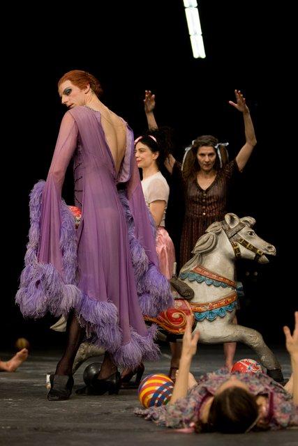 Pascal Merighi, Héléna Pikon und Aida Vainieri in „Die sieben Todsünden“ von Pina Bausch mit Tanztheater Wuppertal im Schauspielhaus Wuppertal (Deutschland), 27. November 2008