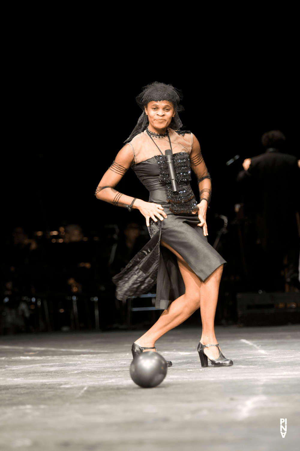 Regina Advento dans « Les Sept Péchés capitaux » de Pina Bausch avec Tanztheater Wuppertal au Schauspielhaus Wuppertal (Allemagne), 27 novembre 2008