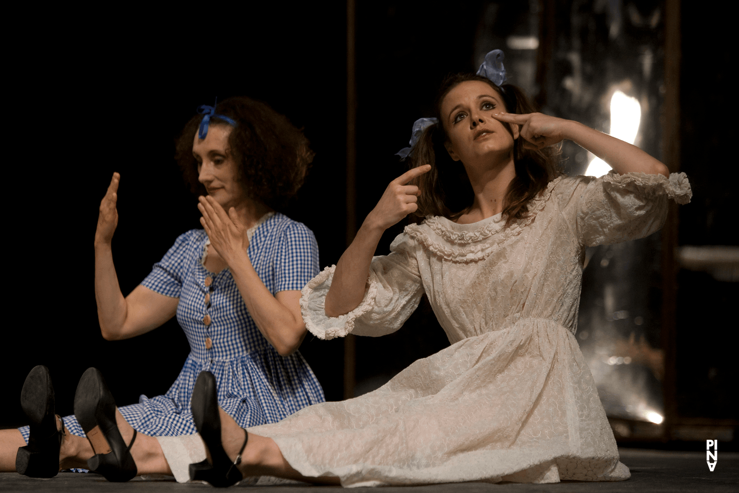 Nazareth Panadero et Thusnelda Mercy dans « Les Sept Péchés capitaux » de Pina Bausch avec Tanztheater Wuppertal à l'Opernhaus Wuppertal (Allemagne), 29 avril 2009