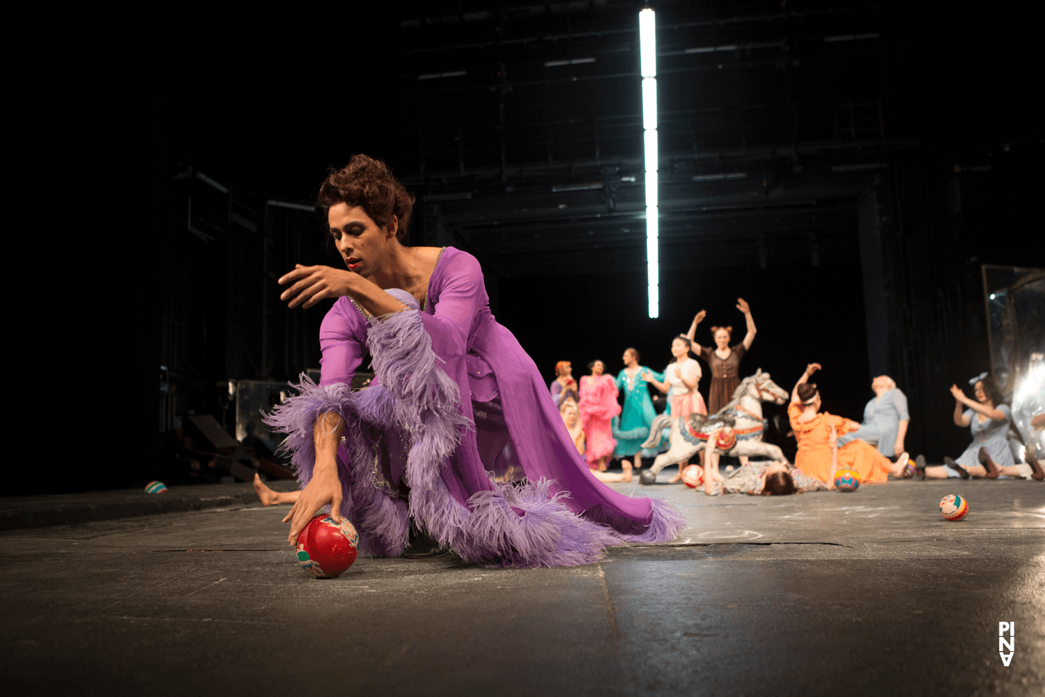 Jonathan Fredrickson dans « Les Sept Péchés capitaux » de Pina Bausch avec Tanztheater Wuppertal à l'Opernhaus Wuppertal (Allemagne), 20 janvier 2018