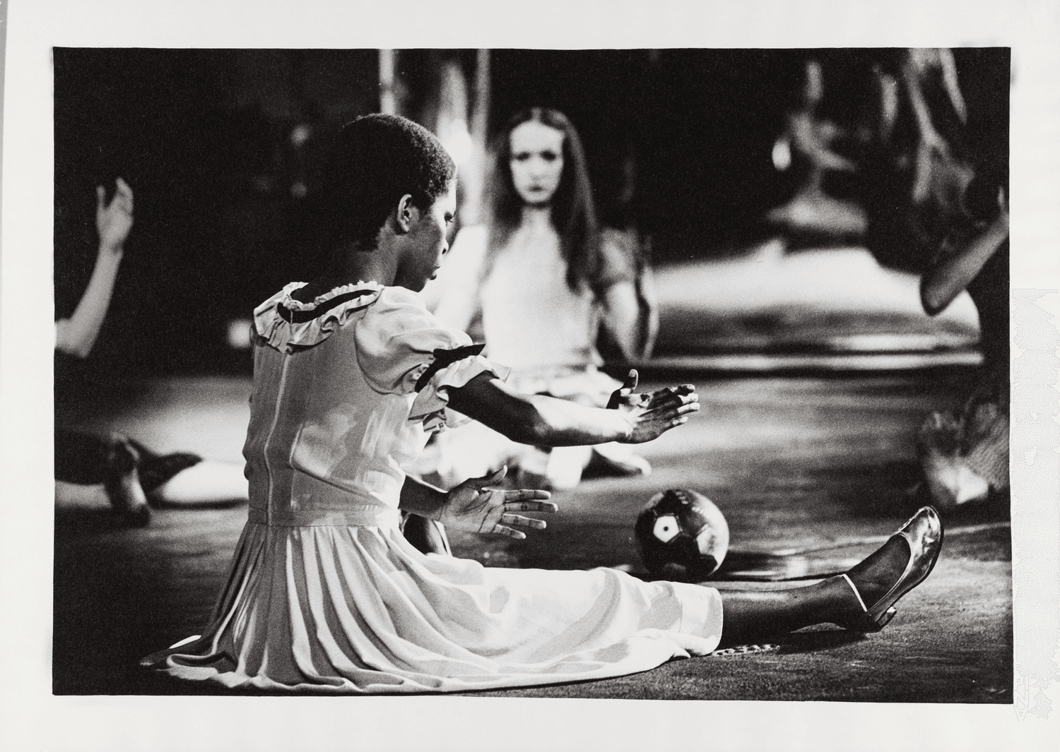 Elisabeth Clarke und Vivienne Newport in „Die sieben Todsünden“ von Pina Bausch im Opernhaus Wuppertal, Spielzeit 1975/76