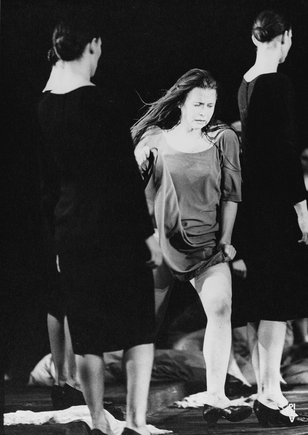 Héléna Pikon, Nazareth Panadero und Josephine Ann Endicott in „Die sieben Todsünden“ von Pina Bausch