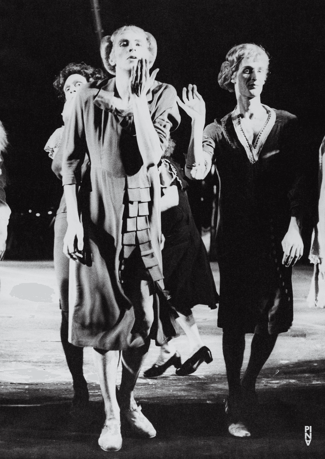 Lutz Förster, Jakob Haahr Andersen und Francis Viet in „Die sieben Todsünden“ von Pina Bausch