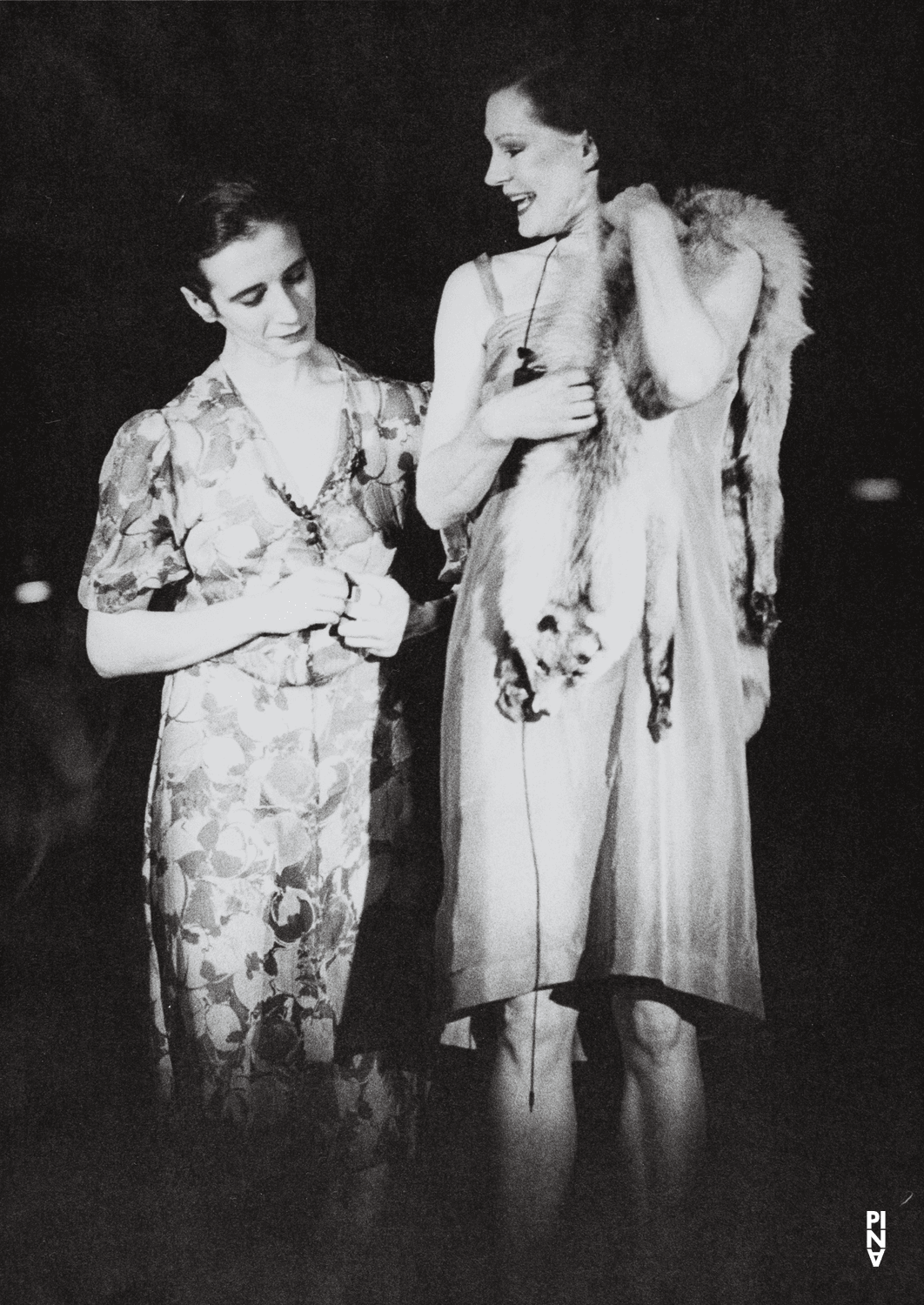 Beatrice Libonati und Silvia Kesselheim in „Die sieben Todsünden“ von Pina Bausch