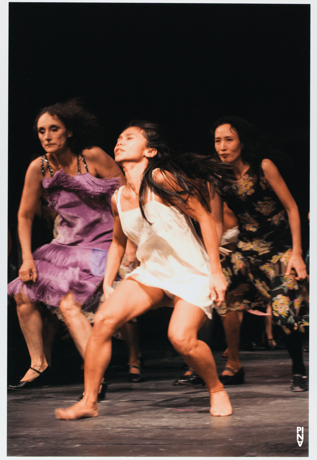 Ditta Miranda Jasjfi, Nazareth Panadero und Nayoung Kim in „Die sieben Todsünden“ von Pina Bausch