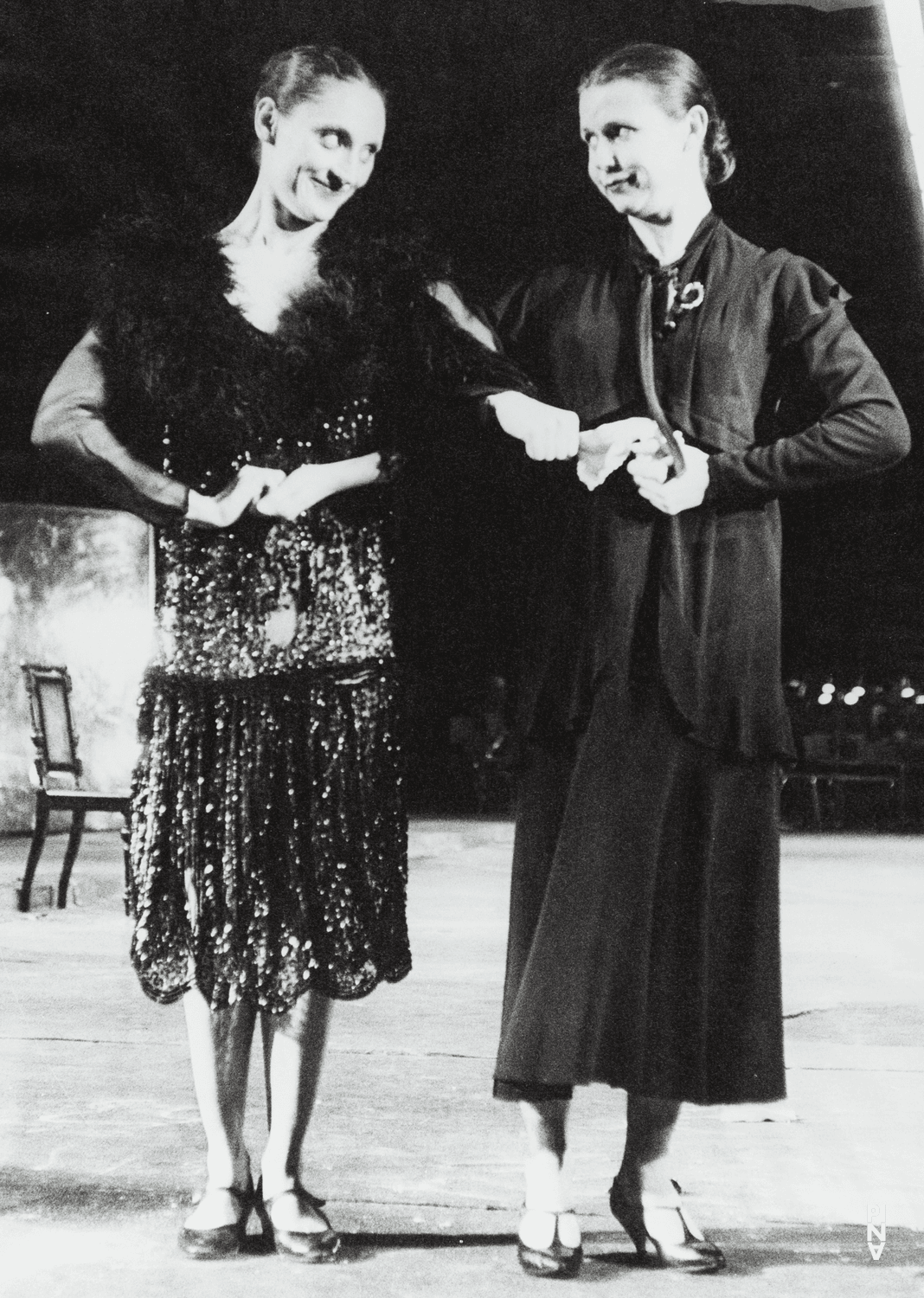 Josephine Ann Endicott und Nazareth Panadero in „Die sieben Todsünden“ von Pina Bausch