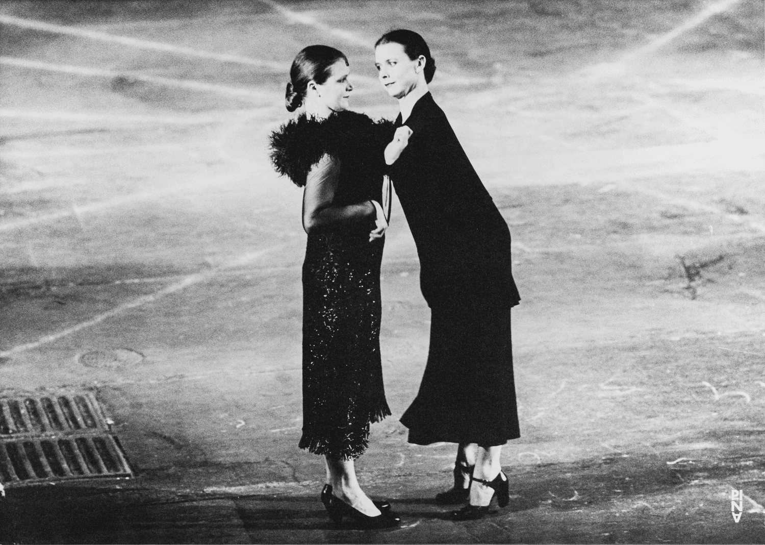 Josephine Ann Endicott und Dominique Duszynski in „Die sieben Todsünden“ von Pina Bausch