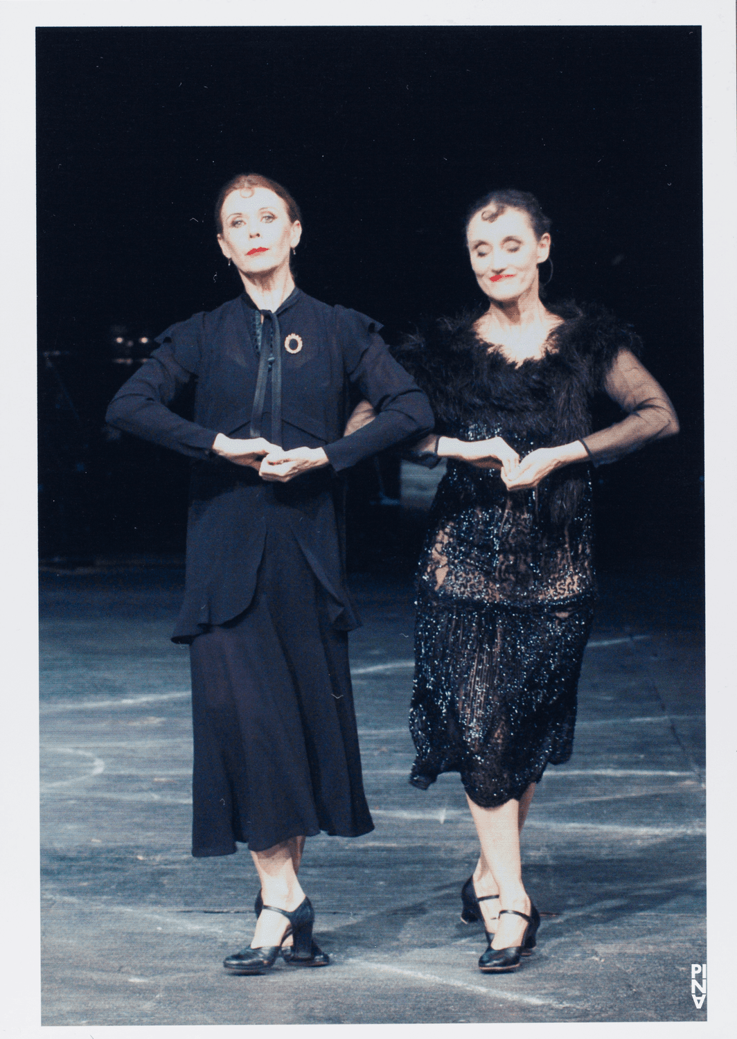 Josephine Ann Endicott und Nazareth Panadero in „Die sieben Todsünden“ von Pina Bausch