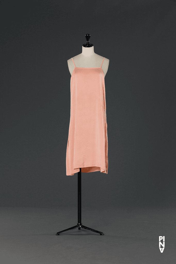 Kurzes Kleid, getragen von Josephine Ann Endicott in „Die sieben Todsünden“ von Pina Bausch