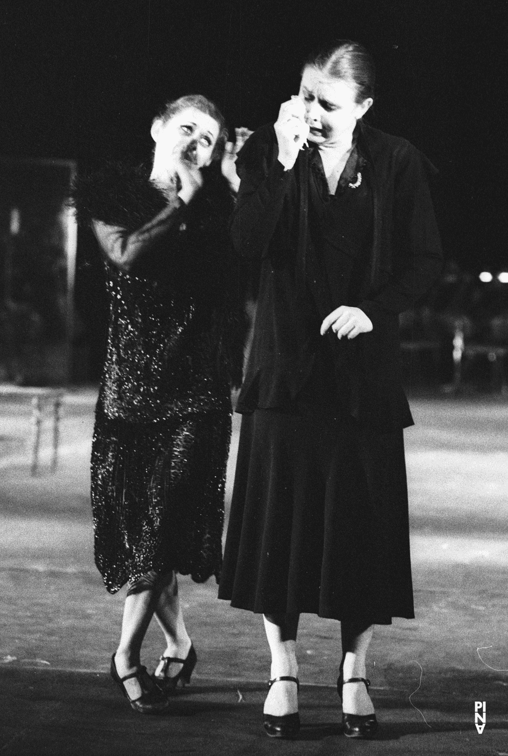 Josephine Ann Endicott und Colleen Finneran-Meessmann in „Die sieben Todsünden“ von Pina Bausch