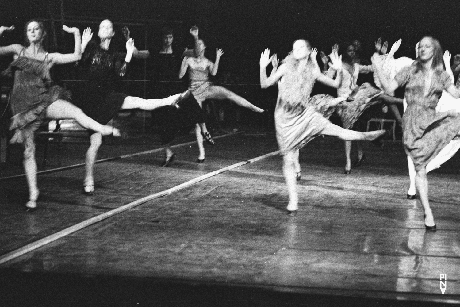 Colleen Finneran-Meessmann, Stephanie Macoun et Jan Minařík dans « Les Sept Péchés capitaux » de Pina Bausch