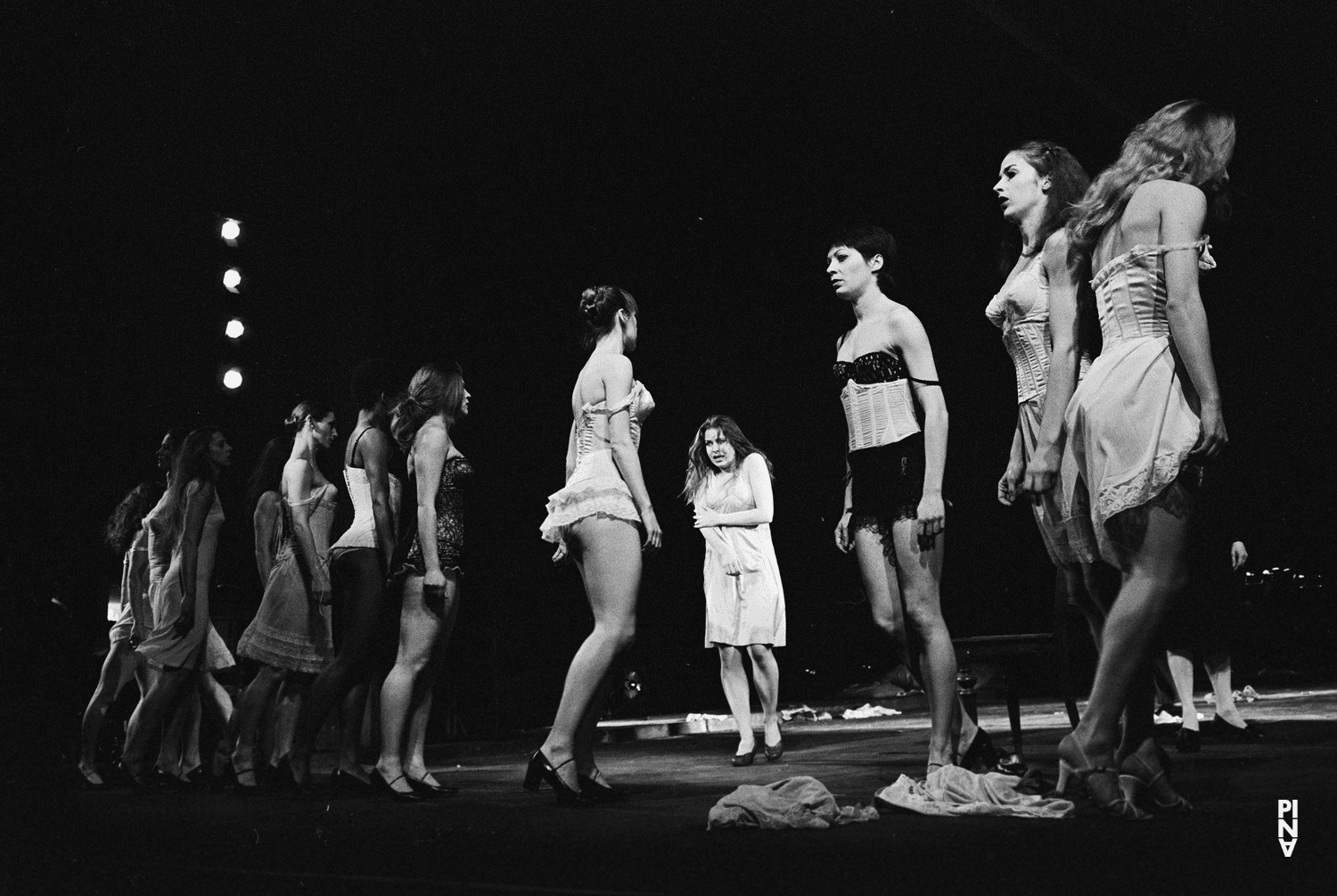 Anne Marie Benati, Barbara Passow-Diekamp und Josephine Ann Endicott in „Die sieben Todsünden“ von Pina Bausch