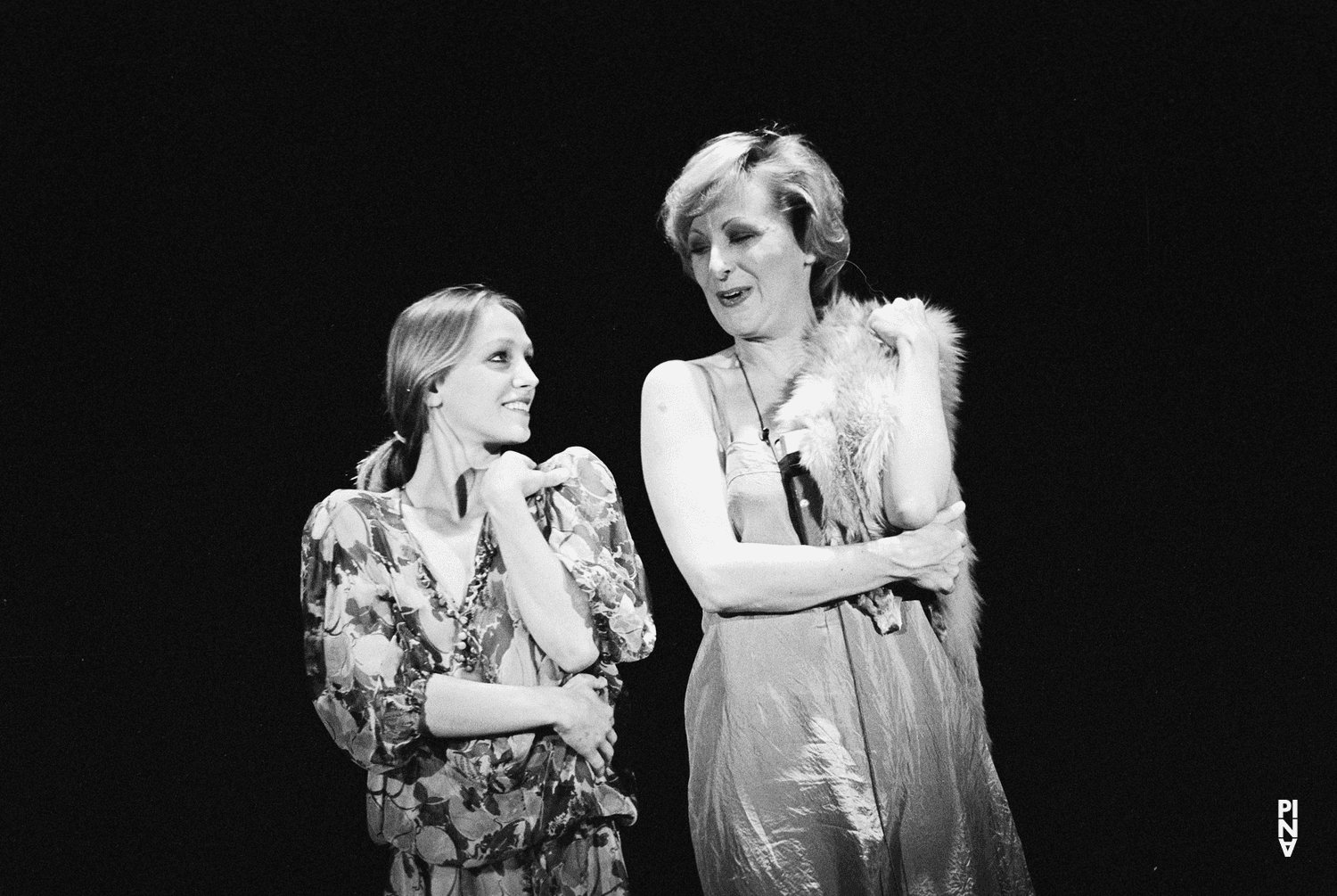 Karin Rasenack und Marlis Alt in „Die sieben Todsünden“ von Pina Bausch