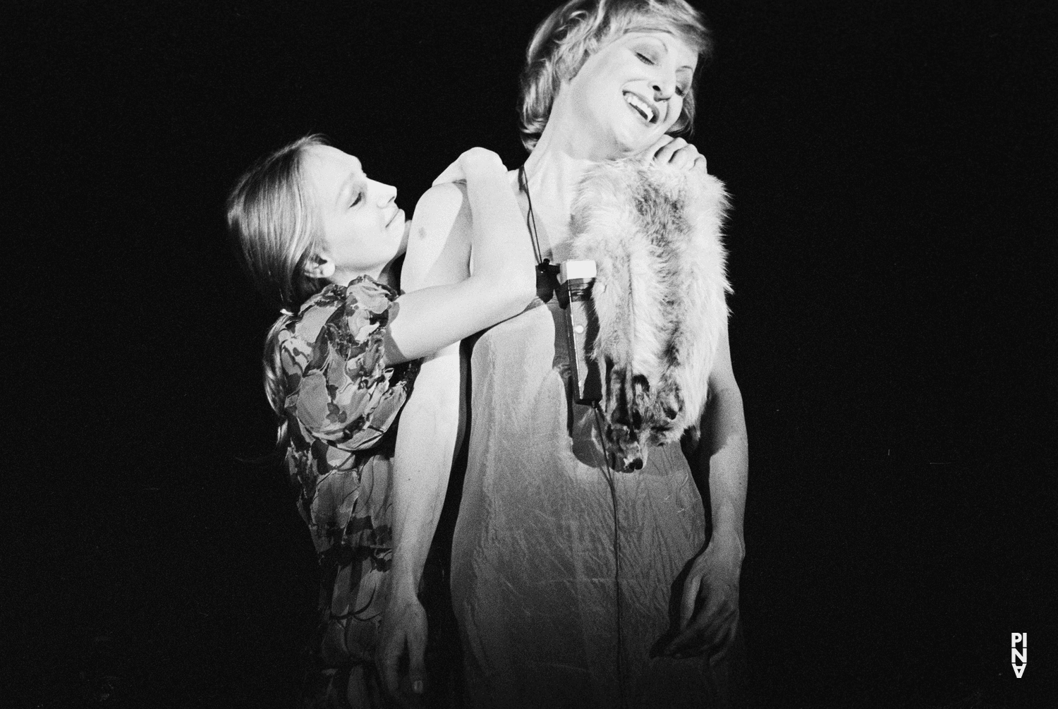 Karin Rasenack und Marlis Alt in „Die sieben Todsünden“ von Pina Bausch