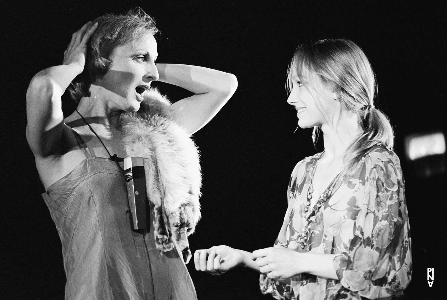 Karin Rasenack und Marlis Alt in „Die sieben Todsünden“ von Pina Bausch