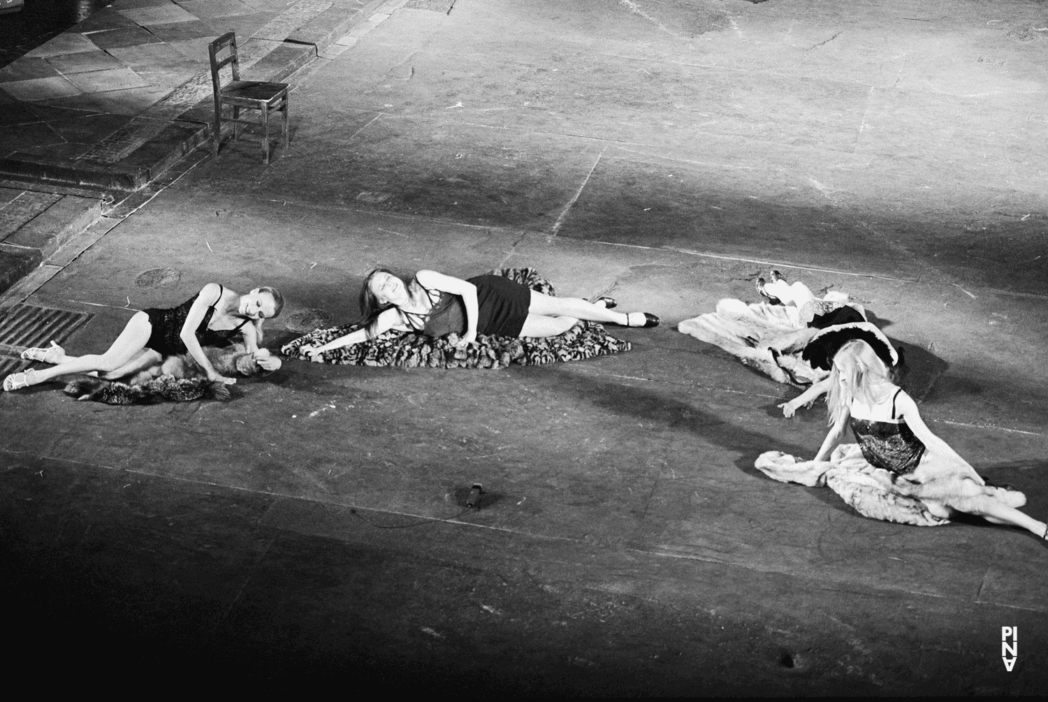 Josephine Ann Endicott, Monika Sagon und Stephanie Macoun in „Die sieben Todsünden“ von Pina Bausch