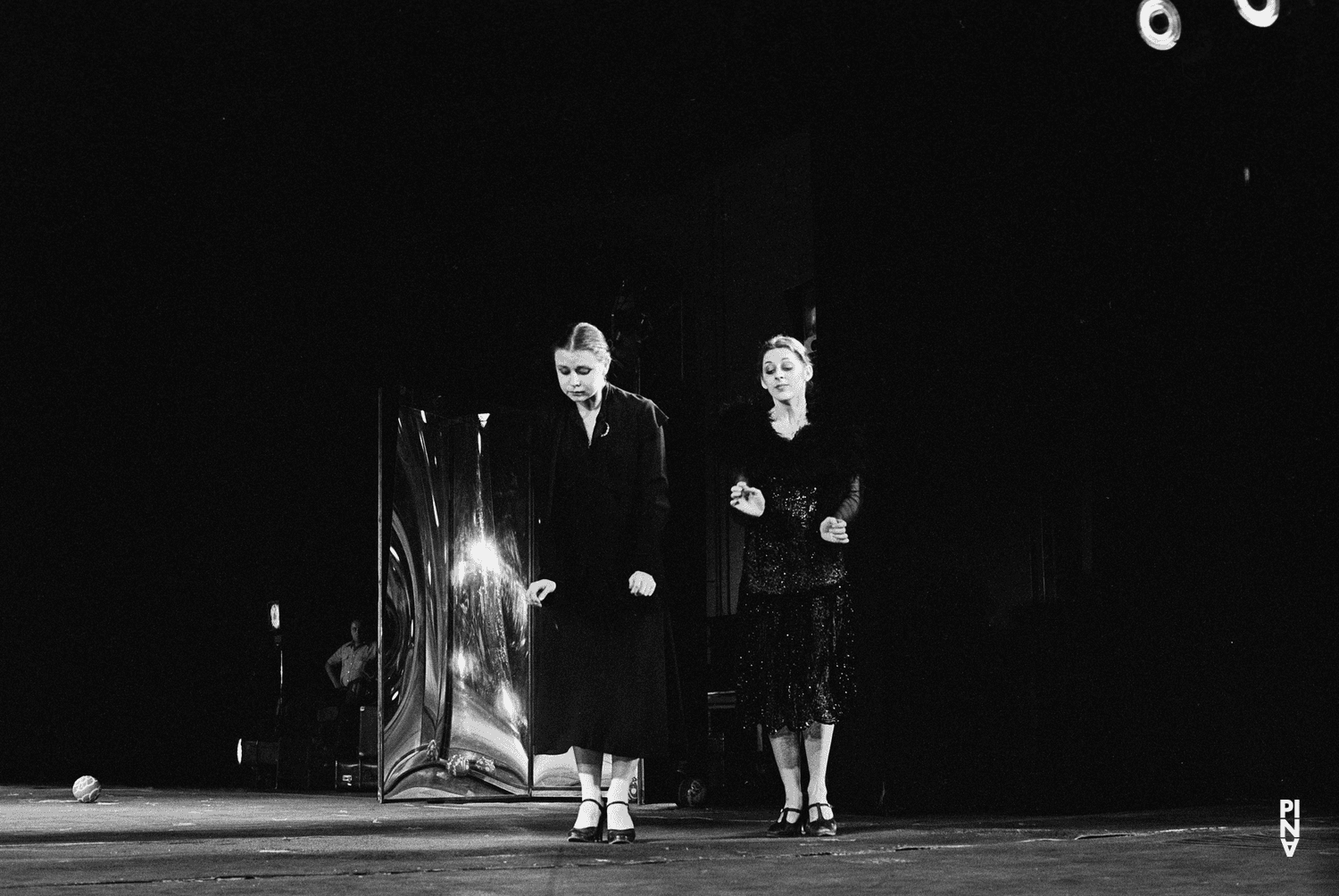Josephine Ann Endicott und Colleen Finneran-Meessmann in „Die sieben Todsünden“ von Pina Bausch