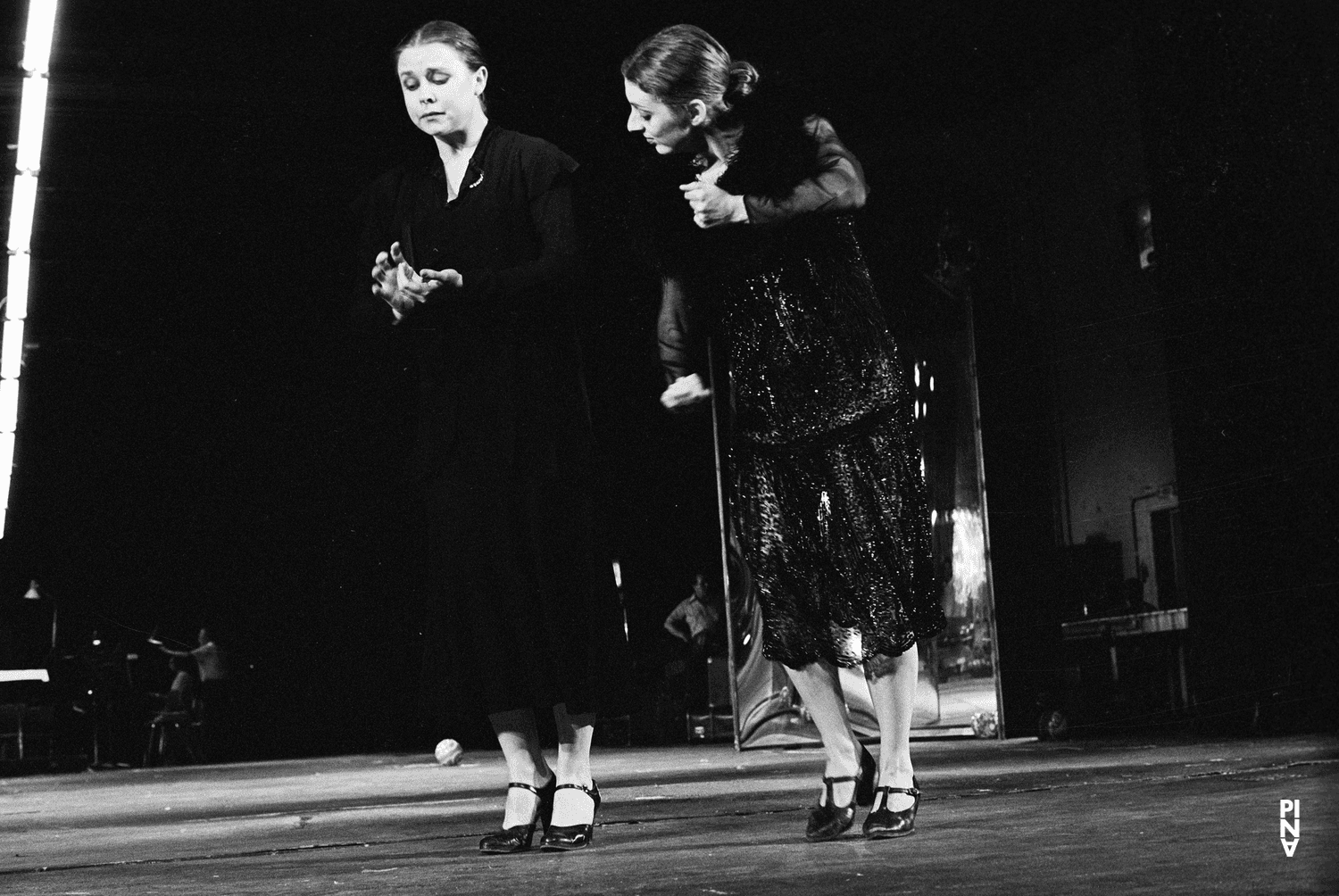 Josephine Ann Endicott et Colleen Finneran-Meessmann dans « Les Sept Péchés capitaux » de Pina Bausch
