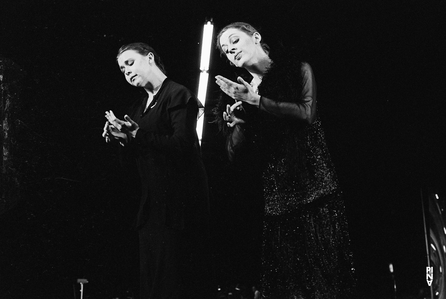 Josephine Ann Endicott et Colleen Finneran-Meessmann dans « Les Sept Péchés capitaux » de Pina Bausch