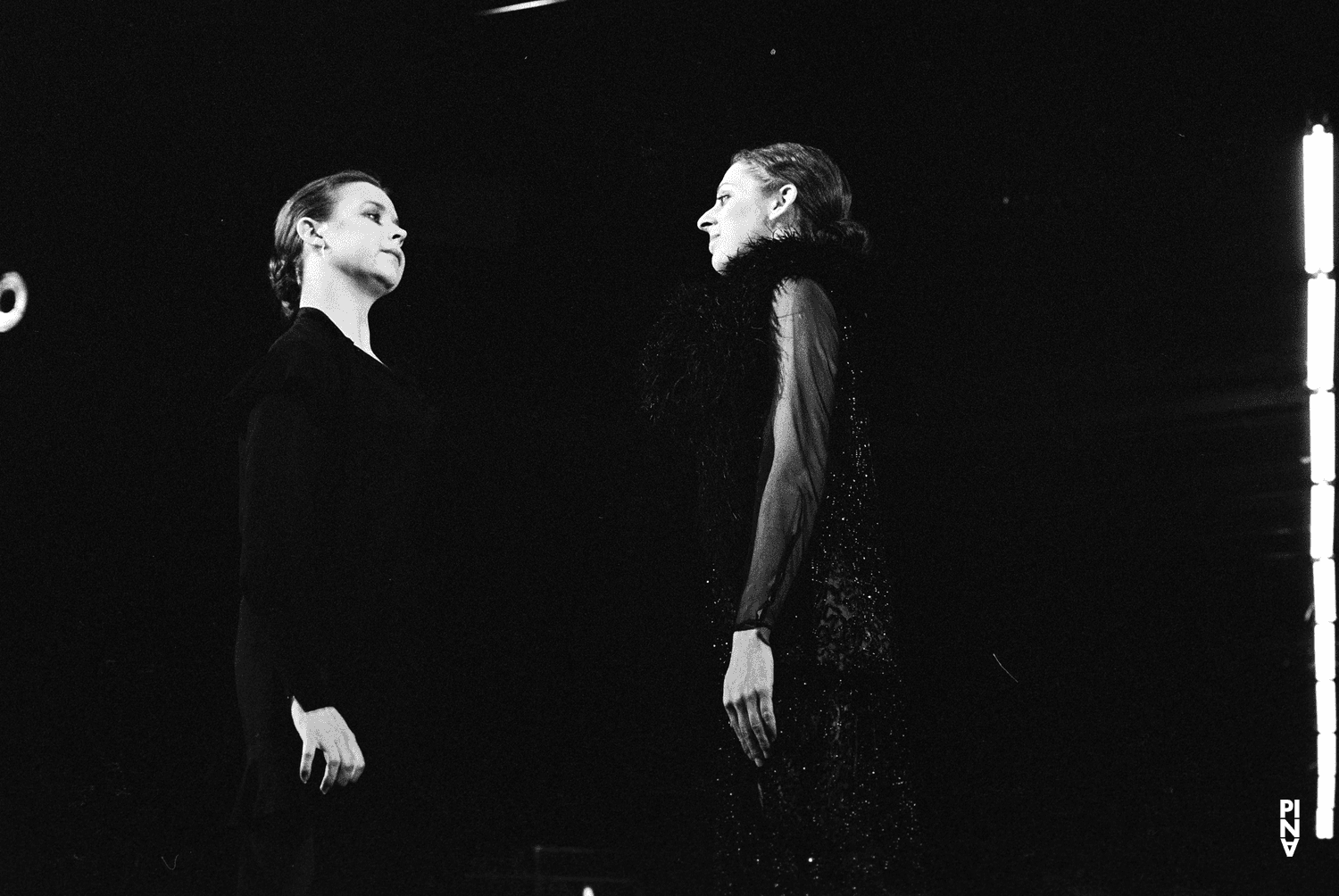 Josephine Ann Endicott und Colleen Finneran-Meessmann in „Die sieben Todsünden“ von Pina Bausch