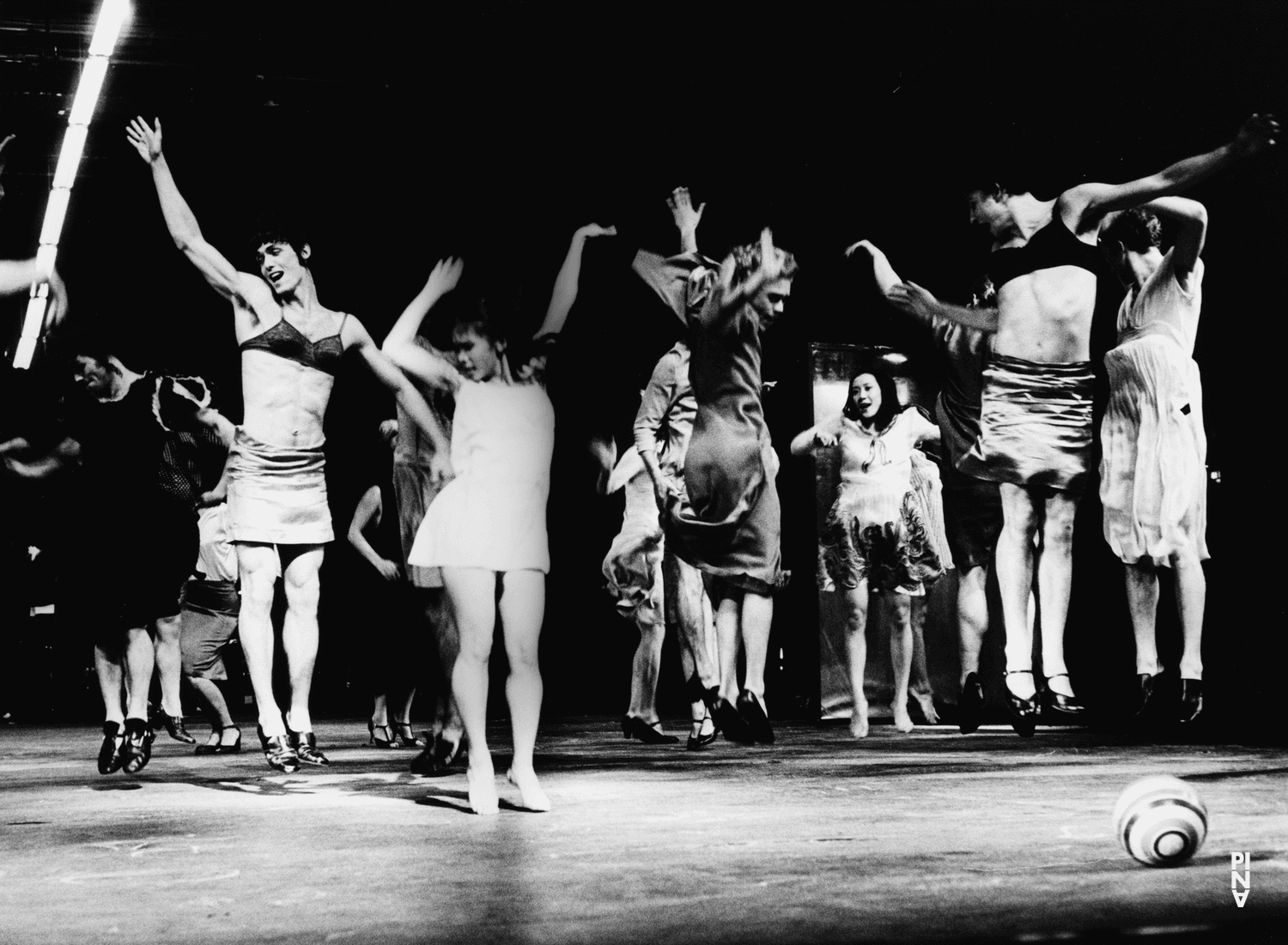 Fabien Prioville, Ditta Miranda Jasjfi und Azusa Seyama in „Die sieben Todsünden“ von Pina Bausch
