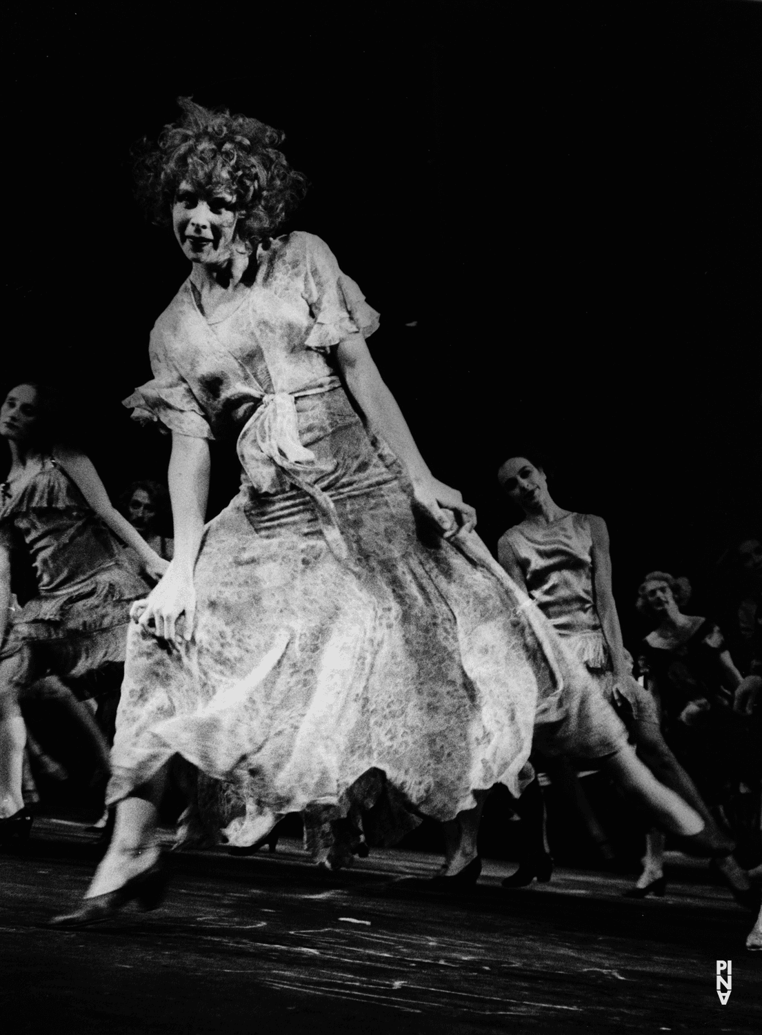 Josephine Ann Endicott, Anne Martin et Nazareth Panadero dans « Les Sept Péchés capitaux » de Pina Bausch