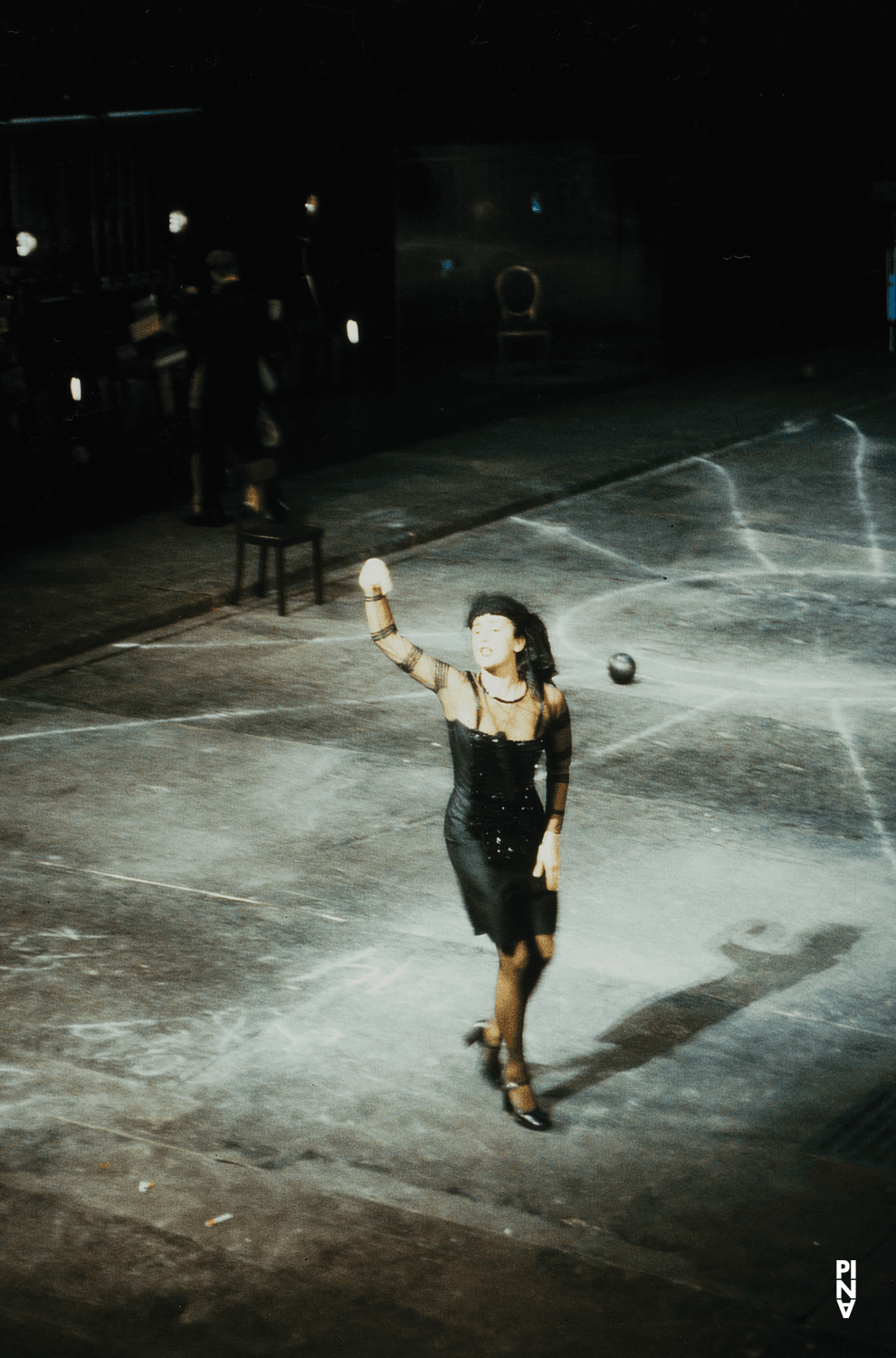 Cristiana Morganti in „Die sieben Todsünden“ von Pina Bausch