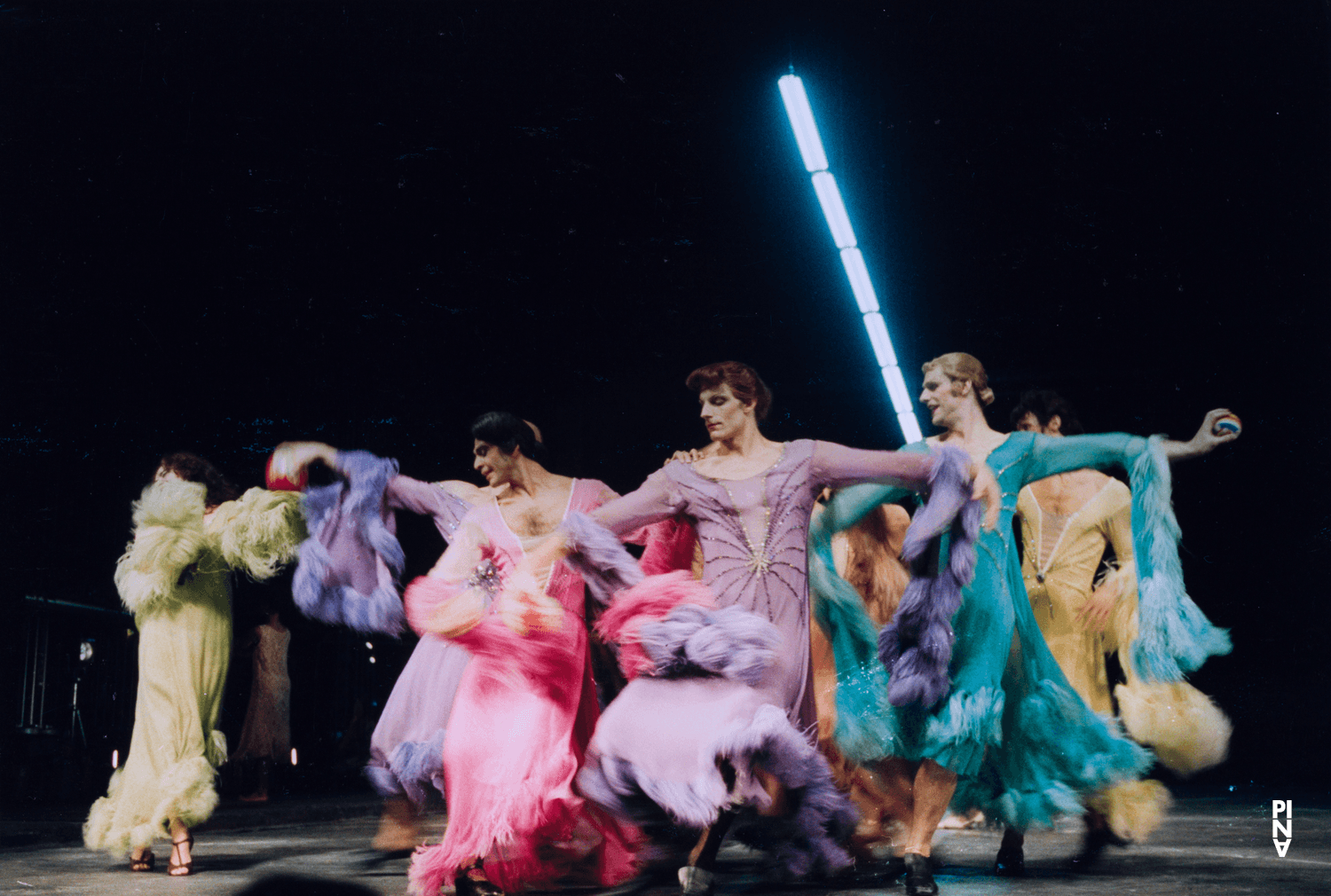 Daphnis Kokkinos, Pascal Merighi et Michael Strecker dans « Les Sept Péchés capitaux » de Pina Bausch